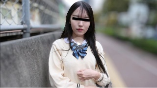 制服娘を電車でイタズラ 山下もえか