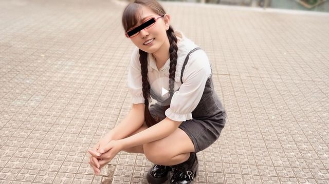 お尻の開発にも興味津々な赤メガネ娘