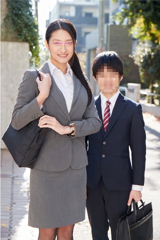 [高身長の働くインテリOL限定 身長170cm超えの美脚の女先輩と低身長の後輩くんが勤務中に身長差SEXに挑戦！いつも厳しい女上司のモデルのような身体に触れ部下は思わずフル勃起！後輩のチ○ポに激突きされ本気イキした先輩オマ○コは中出しまでしてしまうのか！？ さおり]