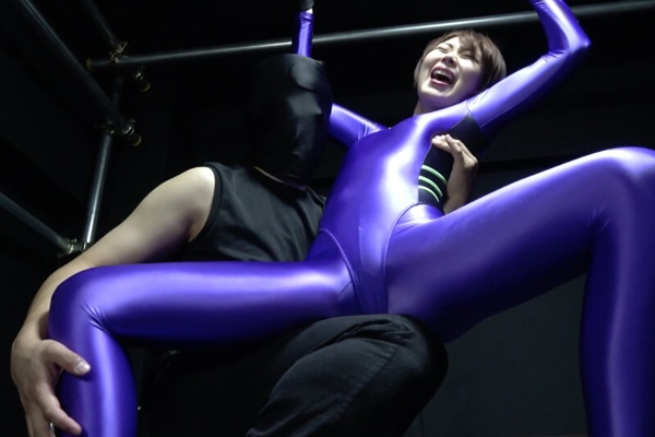 『全身タイツに身を包んだボーイッシュ女子を、拘束してさわさわこちょこちょ快楽混ざりのくすぐり地獄!』 香椎佳穂