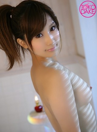 【お得】こじみなちゃんのAV女優のスタートはここから。緊張のインタビューから恥ずかしい初脱ぎ。初玩具責めではマ○コを責められて、糸引く愛液。更に初めての指マン大量連続潮吹き。カメラにかかった潮をゴメンしながら拭くみなみちゃんがカワイイ！ 小島みなみ