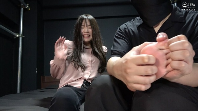「くすぐりに弱すぎて反応を楽しまれちゃう美人を全身くすぐりチェック!」わかしラボVol.032- 1 乃木ちはる
