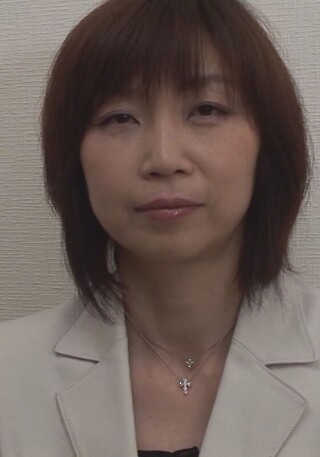 [一个在成熟的成人娱乐行业工作的美眸离异女人！展现出堪称货真价实的精湛技艺后，用吸吮肉锅刺激他的鸡巴，射在她体内！]