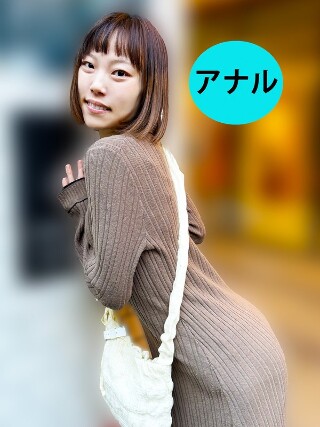 [Hatsumi-chan works in an organic supermarket and asks her to watch her anus on the street corner.]