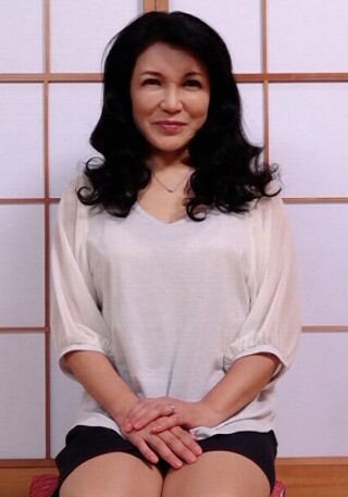 [ごく普通の五十路熟女が欲求不満に耐えかねて決意のAV撮影のSEXに挑戦！形良い巨乳を揉まれ本能丸出しで喘ぐ潮吹き淫乱性交！]