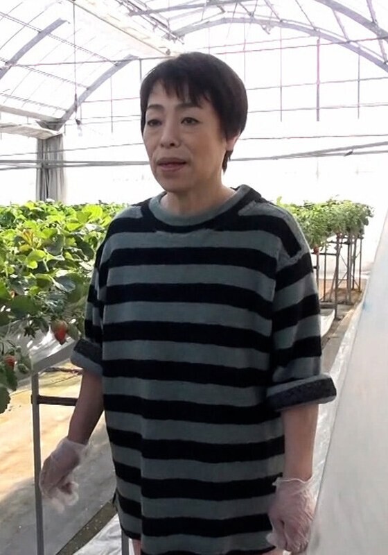 苺農家を営む五十路熟女。好きモノ熟女が自らAVメーカーに応募して初撮りAV出演!ラブホで孕ませSEX!