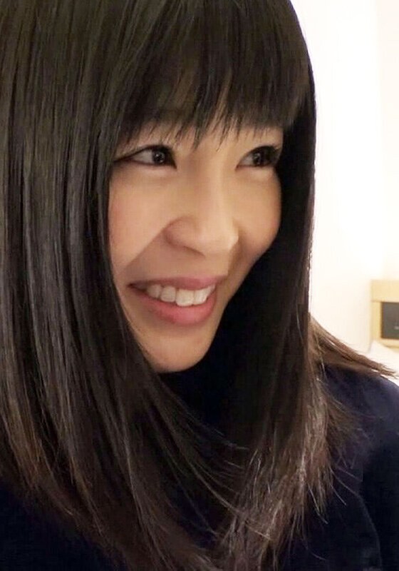 年に数度のセックスじゃ我慢できない黒髪清楚奥様。電マの振動がヤリマン最強属性にレベルアップ。挿入ではガッチリ脚ホールドでオトコをキープ!