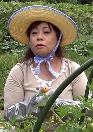 [旦那さんとは15年以上のセックスレスと言う畑仕事が似合う田園スマイル熟女をそのままラブホに誘い3P中出しSEX！]