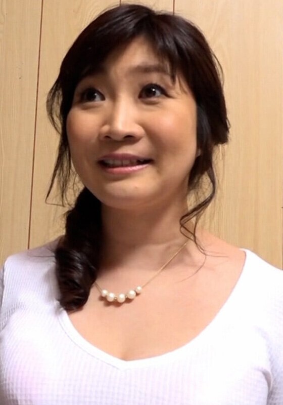40岁熟女在家拍摄第一次AV!敏感的巨乳和甜美的裤子让演员的鸡巴变得坚硬,极具资质的色情性爱!
